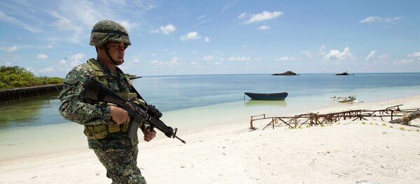 Filipino soldier Tychico Octobre patrols the shore of Pag-asa Island - Sputnik Afrique