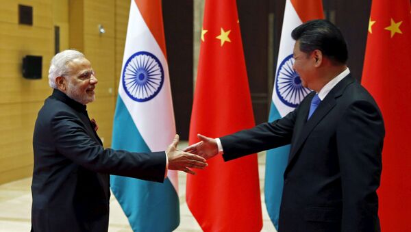 Indian Prime Minister Narendra Modi (L) and Chinese President Xi Jinping - Sputnik Afrique