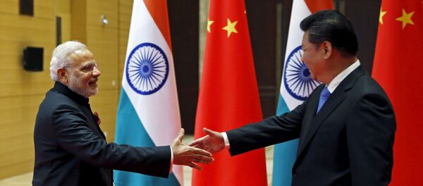 Indian Prime Minister Narendra Modi (L) and Chinese President Xi Jinping - Sputnik Afrique