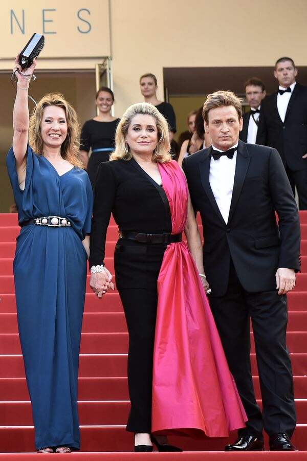 Catherine Deneuve (centre) during the opening ceremony of the 68th Cannes Film Festival in Cannes, southeastern France, on May 13, 2015 - Sputnik Afrique