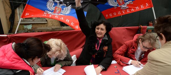Donbass residents vote in the referendum on the status of the self-proclaimed Donetsk People's Republic at a polling station in Moscow - Sputnik Afrique