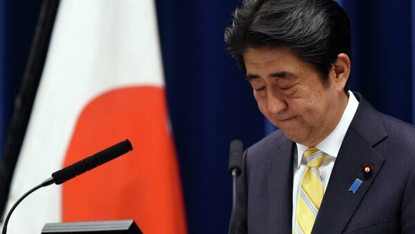 Japan's Prime Minister Shinzo Abe bows at the end of his press conference following a cabinet meeting which approved a set of bills bolstering the role and scope of the military, at his official residence in Tokyo on May 14, 2015 - Sputnik Afrique
