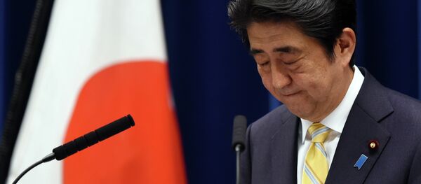Japan's Prime Minister Shinzo Abe bows at the end of his press conference following a cabinet meeting which approved a set of bills bolstering the role and scope of the military, at his official residence in Tokyo on May 14, 2015 - Sputnik Afrique