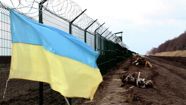 A Ukrainian national flag is attached to the fence on the Ukrainian-Russian border near Hoptivka, Kharkiv region, eastern Ukraine. - Sputnik Afrique