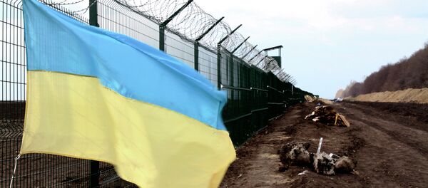 A Ukrainian national flag is attached to the fence on the Ukrainian-Russian border near Hoptivka, Kharkiv region, eastern Ukraine. - Sputnik Afrique