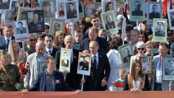Vladimir Poutine à la tête du Régiment immortel le 9 mai 2015 à Moscou - Sputnik Afrique