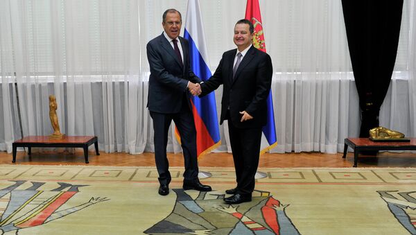 Russian Foreign Minister Sergey Lavrov shakes hands with his Serbian counterpart and OSCE Chairperson Ivica Dacic (R) - Sputnik Afrique