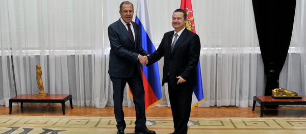 Russian Foreign Minister Sergey Lavrov shakes hands with his Serbian counterpart and OSCE Chairperson Ivica Dacic (R) - Sputnik Afrique