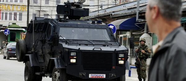 A Macedonian police armoured personnel carrier drives past premises in Kumanovo, north of the capital Skopje, Macedonia May 9, 2015 - Sputnik Afrique