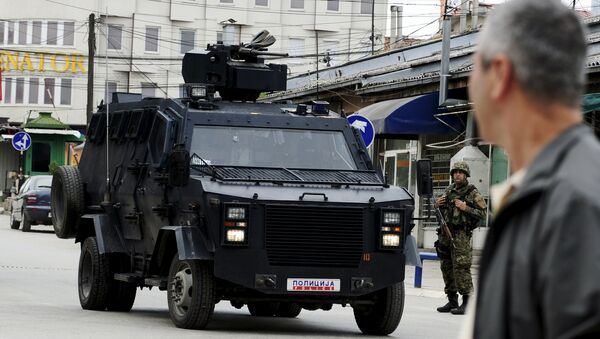 A Macedonian police armoured personnel carrier drives past premises in Kumanovo, north of the capital Skopje, Macedonia May 9, 2015 - Sputnik Afrique