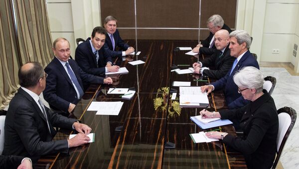 US Secretary of State John Kerry (2nd R) meets with Russia's President Vladimir Putin (2nd L) at the presidential residence Bocharov Ruchey in Sochi - Sputnik Afrique