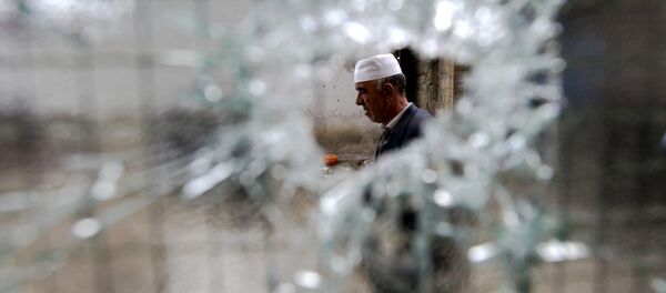 A resident visits the neighborhood where a battle took place over the weekend involving the police and an armed group, in northern Macedonian town of Kumanovo. - Sputnik Afrique