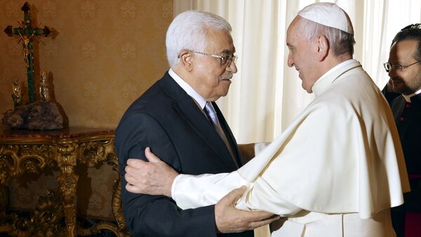 Pope Francis (R) meets Palestinian President Mahmoud Abbas during a private audience at Vatican City, May 16, 2015. - Sputnik Afrique
