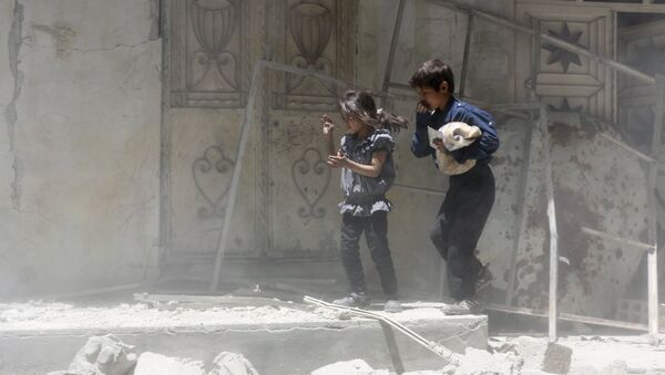 Children walk over rubble carrying a bag of bread after what activists said were airstrikes by warplanes loyal to Syria's President Bashar al-Assad in Erbeen, in the eastern Damascus suburb of Ghouta May 15, 2015 - Sputnik Afrique