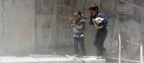 Children walk over rubble carrying a bag of bread after what activists said were airstrikes by warplanes loyal to Syria's President Bashar al-Assad in Erbeen, in the eastern Damascus suburb of Ghouta May 15, 2015 - Sputnik Afrique