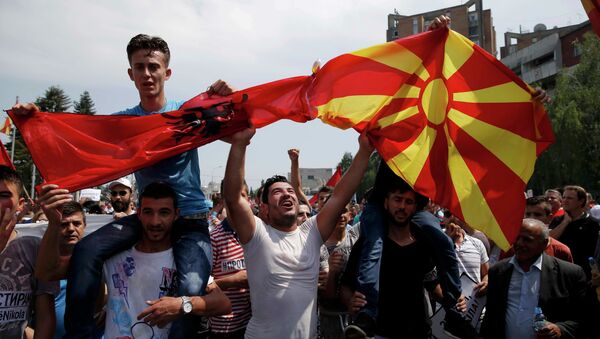Anti-government protesters wave Albanian and Macedonian flags during a demonstration in Skopje, Macedonia, May 17, 2015 - Sputnik Afrique