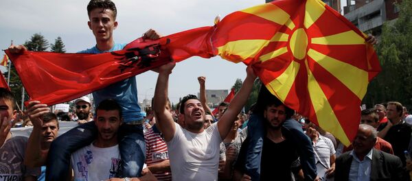 Anti-government protesters wave Albanian and Macedonian flags during a demonstration in Skopje, Macedonia, May 17, 2015 - Sputnik Afrique