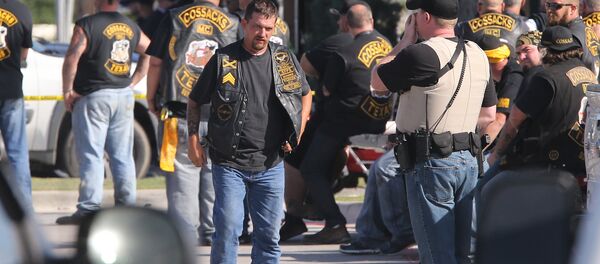 People stand as officers investigate a shooting in the parking lot of the Twin Peaks restaurant Sunday, May 17, 2015, in Waco, Texas - Sputnik Afrique