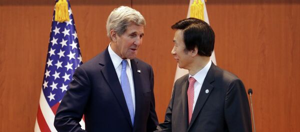 US Secretary of State John Kerry shakes hands with South Korean Foreign Minister Yun Byung-se after a joint news conference following meetings at the Foreign Ministry in Seoul on May 18, 2015. US Secretary of State John Kerry shakes hands with South Korean Foreign Minister Yun Byung-se after a joint news conference following meetings at the Foreign Ministry in Seoul on May 18, 2015. - Sputnik Afrique