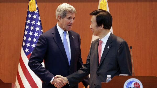 US Secretary of State John Kerry shakes hands with South Korean Foreign Minister Yun Byung-se after a joint news conference following meetings at the Foreign Ministry in Seoul on May 18, 2015. - Sputnik Afrique