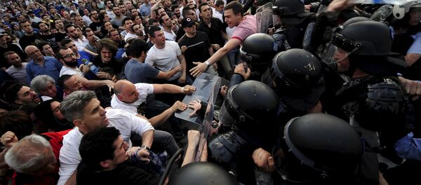 Protestors fight with police in front of the Macedonian government building in Skopje, Macedonia May 5, 2015 - Sputnik Afrique