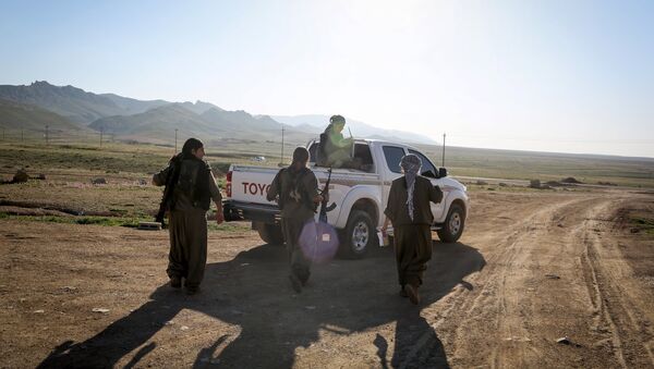 Kurdistan Workers Party (PKK) fighters leave their base in Sinjar, March 10, 2015 - Sputnik Afrique