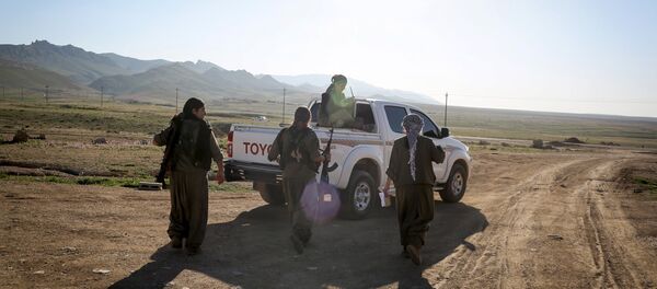 Kurdistan Workers Party (PKK) fighters leave their base in Sinjar, March 10, 2015 - Sputnik Afrique