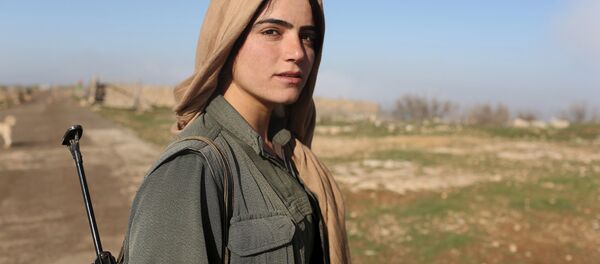 Une combattante kurde - Sputnik Afrique