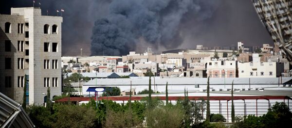Smoke rises after a Saudi-led airstrike hit a site believed to be a munitions storage, in Yemen's capital, Sanaa, on Tuesday, May 12, 2015. - Sputnik Afrique