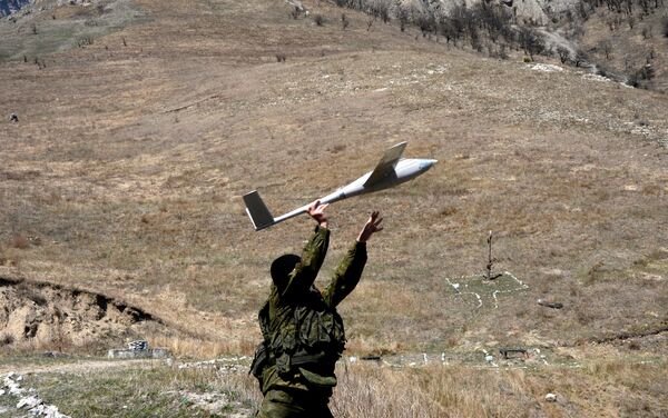 Un militaire russe lance un drone Un militaire russe lance un drone - Sputnik Afrique
