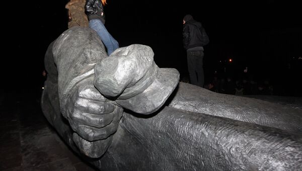 В Харькове снесли памятник Ленину - Sputnik Afrique
