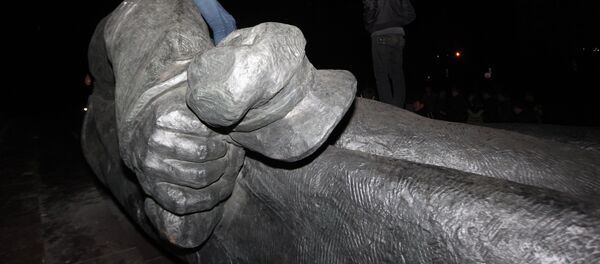 В Харькове снесли памятник Ленину - Sputnik Afrique