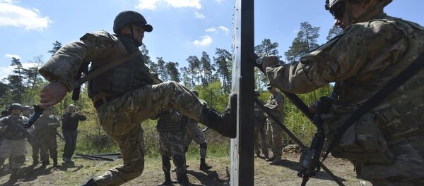A serviceman of the U.S. Army's 173rd Airborne Brigade Combat Team (R) trains Ukrainian soldiers during a joint military exercise called Fearless Guardian 2015 - Sputnik Afrique