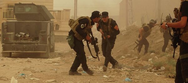 Security forces defend their headquarters against attacks by Islamic State extremists during sand storm in the eastern part of Ramadi, the capital of Anbar province, 115 kilometers (70 miles) west of Baghdad, Iraq, Thursday, May 14, 2015 - Sputnik Afrique
