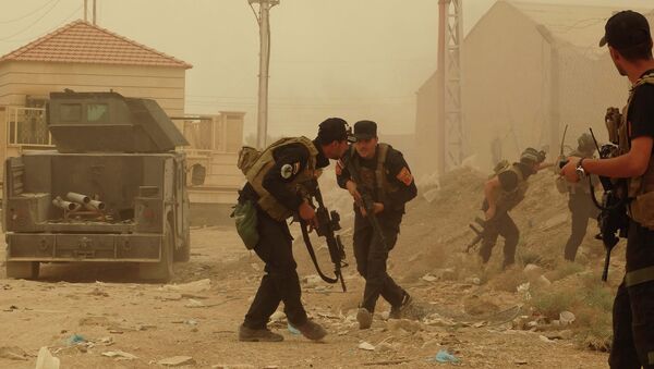 Security forces defend their headquarters against attacks by Islamic State extremists during sand storm in the eastern part of Ramadi, the capital of Anbar province, 115 kilometers (70 miles) west of Baghdad, Iraq, Thursday, May 14, 2015 - Sputnik Afrique