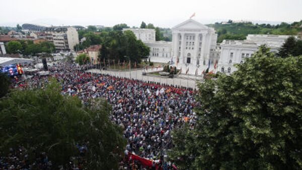 Протестующие перед зданием правительства Македонии во время протеста в Скопье - Sputnik Afrique