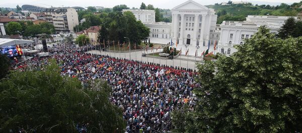 Протестующие перед зданием правительства Македонии во время протеста в Скопье - Sputnik Afrique