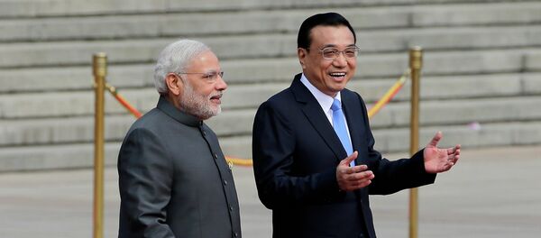 India's Prime Minister Narendra Modi, left, chats with Chinese Premier Li Keqiang during a welcome ceremony outside the Great Hall of the People in Beijing, China, Friday, May 15, 2015. - Sputnik Afrique