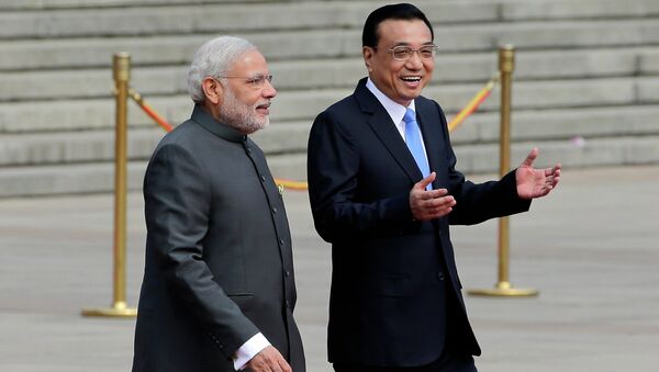 India's Prime Minister Narendra Modi, left, chats with Chinese Premier Li Keqiang during a welcome ceremony outside the Great Hall of the People in Beijing, China, Friday, May 15, 2015. - Sputnik Afrique