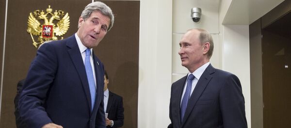 U.S. Secretary of State John Kerry (L) speaks with Russian President Vladimir Putin - Sputnik Afrique
