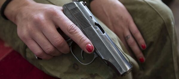 Пистолет в руках ополченец ДНР - Sputnik Afrique