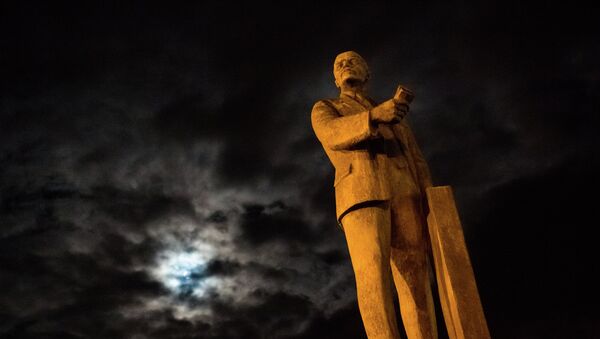 Памятник В.И. Ленину в Симферополе - Sputnik Afrique