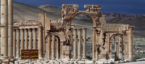 A file picture taken on March 14, 2014 shows Syrian citizens walking in the ancient oasis city of Palmyra, 215 kilometres northeast of Damascus. Islamic State (IS) group jihadists, who boast of having destroyed ancient sites in Iraq, threatened the ancient jewel of Palmyra, a UNESCO heritage site in the Syrian desert, on May 14, 2015 - Sputnik Afrique