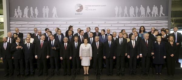 Heads of states and European Union officials pose for a picture before the Eastern Partnership Summit session in Riga - Sputnik Afrique