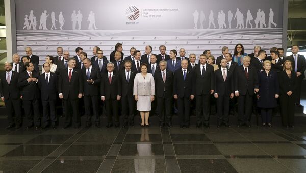 Heads of states and European Union officials pose for a picture before the Eastern Partnership Summit session in Riga - Sputnik Afrique