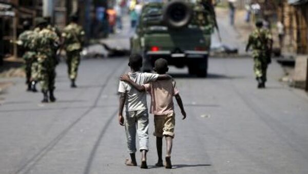 Мальчики идут пешком за патрулем солдат в Бужумбуре - Sputnik Afrique