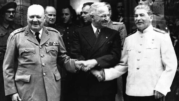 The handshake between Winston Churchill, left, Harry S. Truman and Josef Stalin, right infront of Churchill`s residence in Potsdam/Germany - Sputnik Afrique