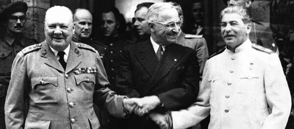 The handshake between Winston Churchill, left, Harry S. Truman and Josef Stalin, right infront of Churchill`s residence in Potsdam/Germany - Sputnik Afrique