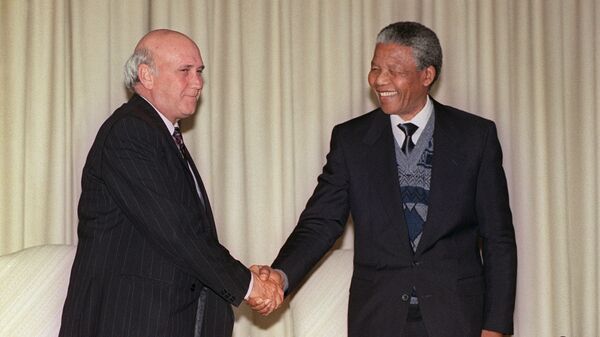 South African president Frederik W. de Klerk (L) and anti-apartheid leader and African National Congress (ANC) member Nelson Mandela (R), smile and shake hands after at a joint press conference, 07 August 1990 in Pretoria - Sputnik Afrique