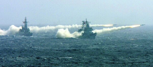 Two warships of the South China Sea Fleet of the Chinese Navy fire missiles during a competitive training. - Sputnik Afrique